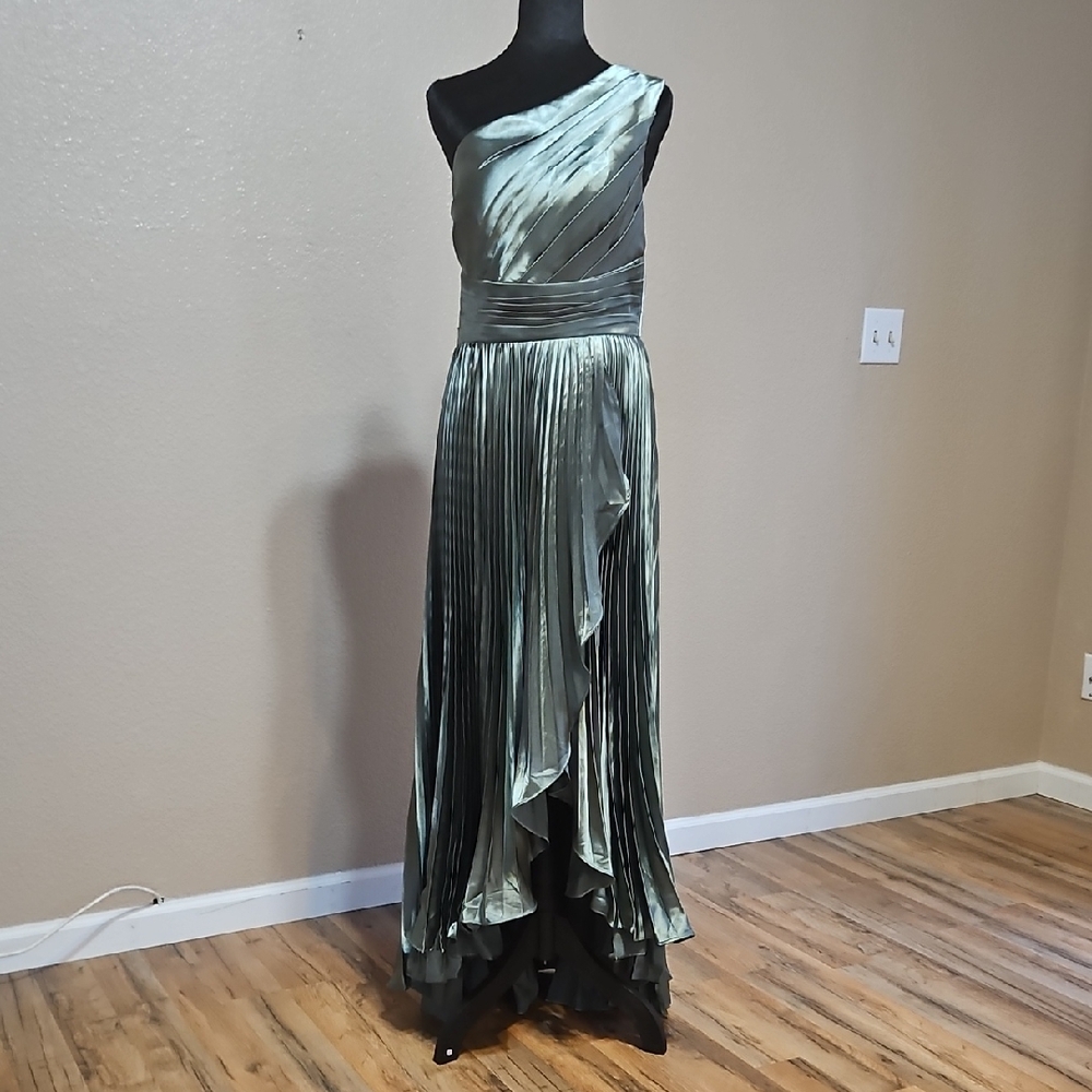 Elegant One-Shoulder Metallic Gown